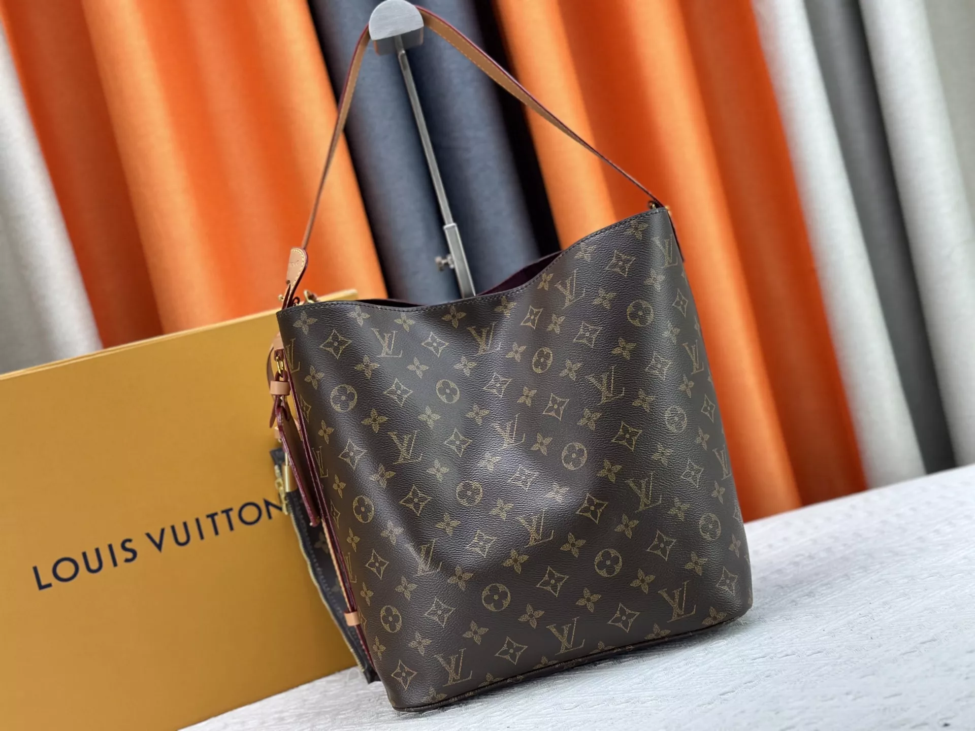 Lightweight 9798 Louis Vuitton AAA Quality Shoulder Bags For Women