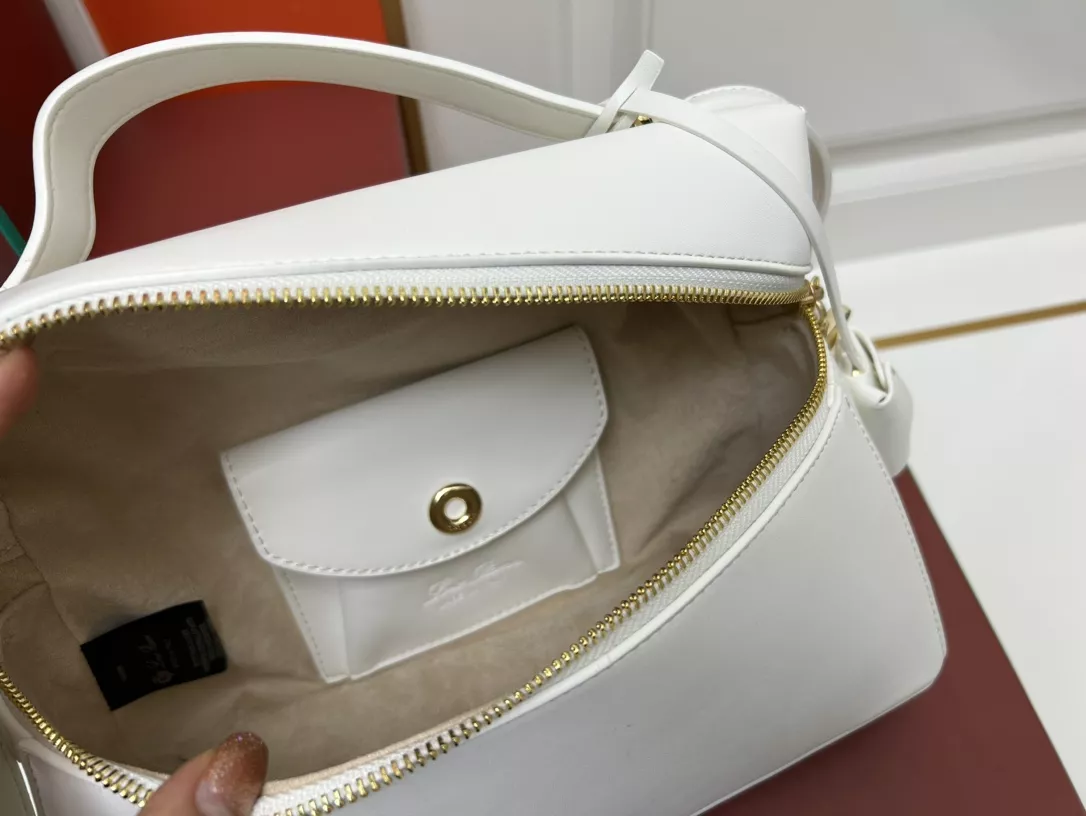 Loro Piana AAA Quality Messenger Bags For Women Fashionable 6444