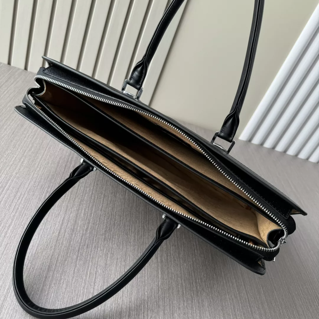 Louis Vuitton AAA Man Handbags AllSeason 5444