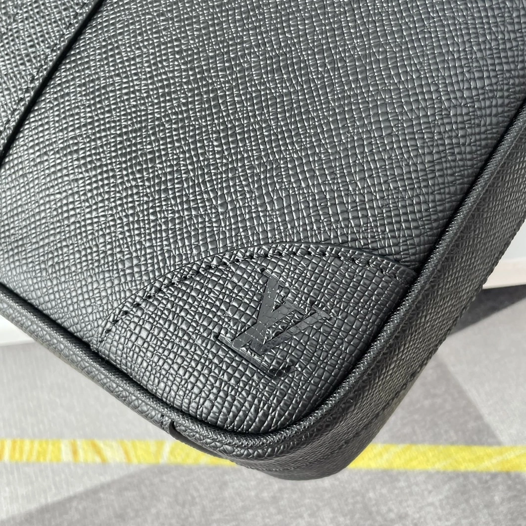 Louis Vuitton AAA Man Handbags Bold 438