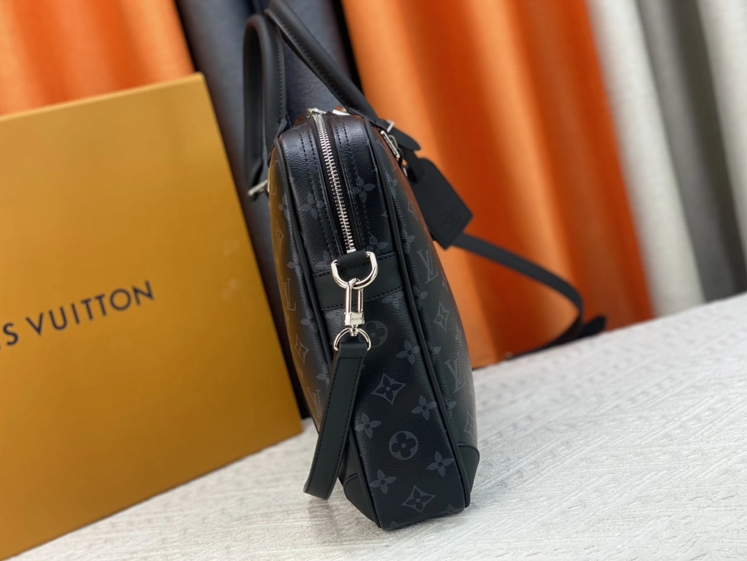 Louis Vuitton AAA Man Handbags Bold 5145