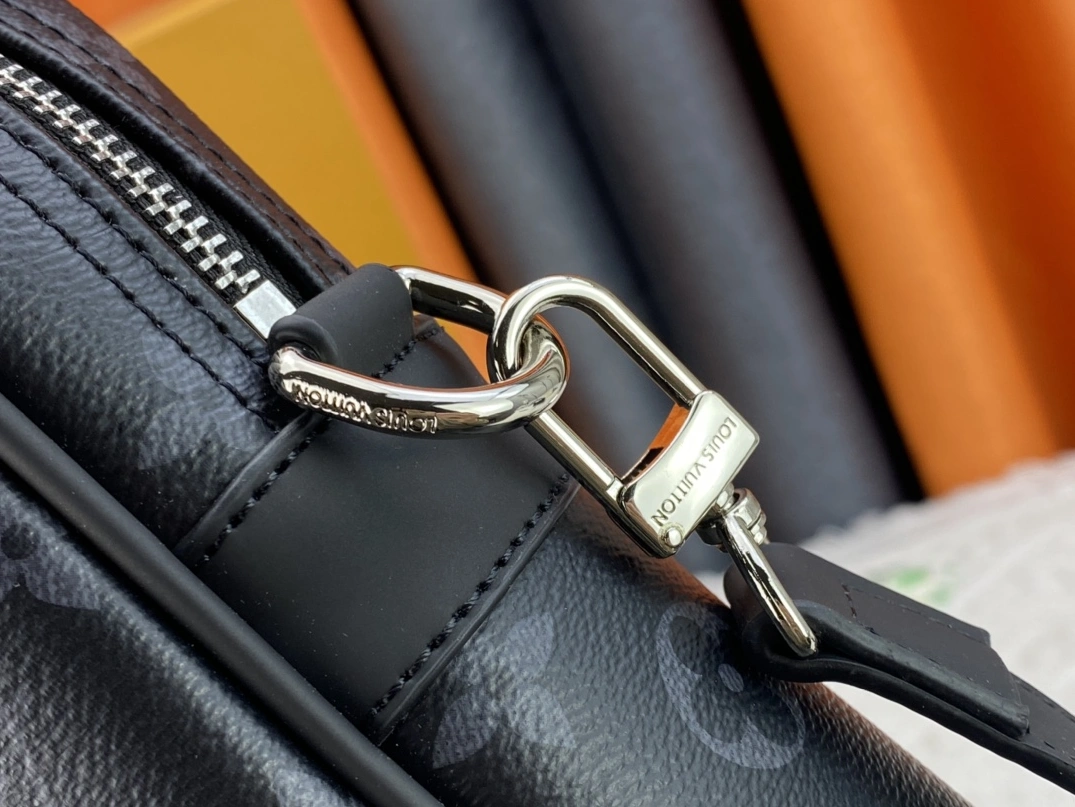 Louis Vuitton AAA Man Handbags Bold 5145