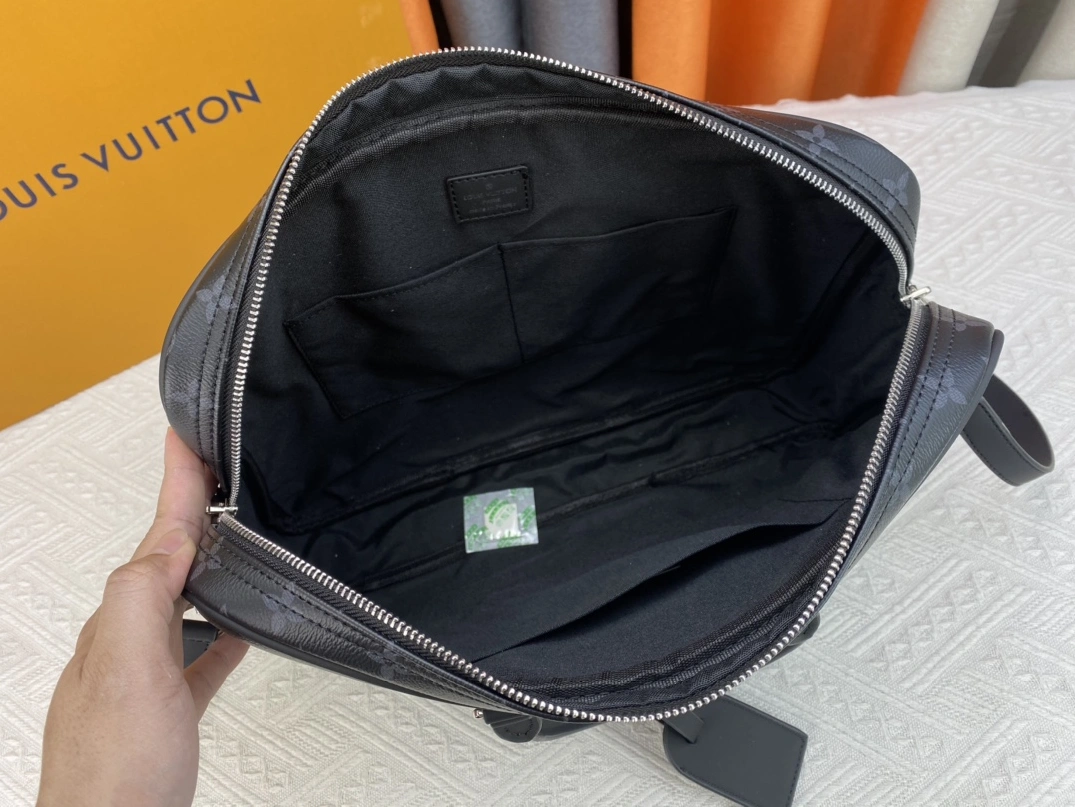 Louis Vuitton AAA Man Handbags Bold 5145