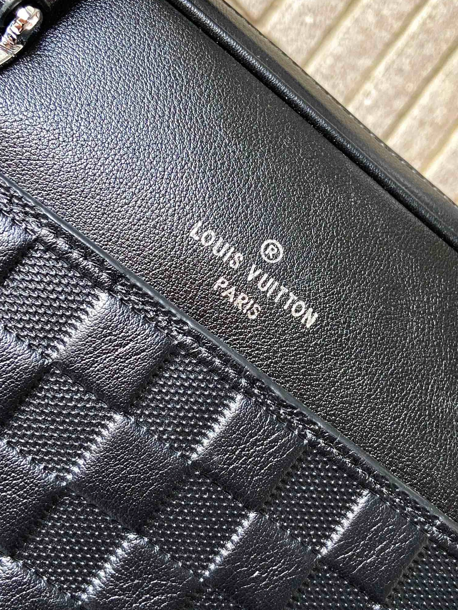 Louis Vuitton AAA Man Handbags Bright 4513