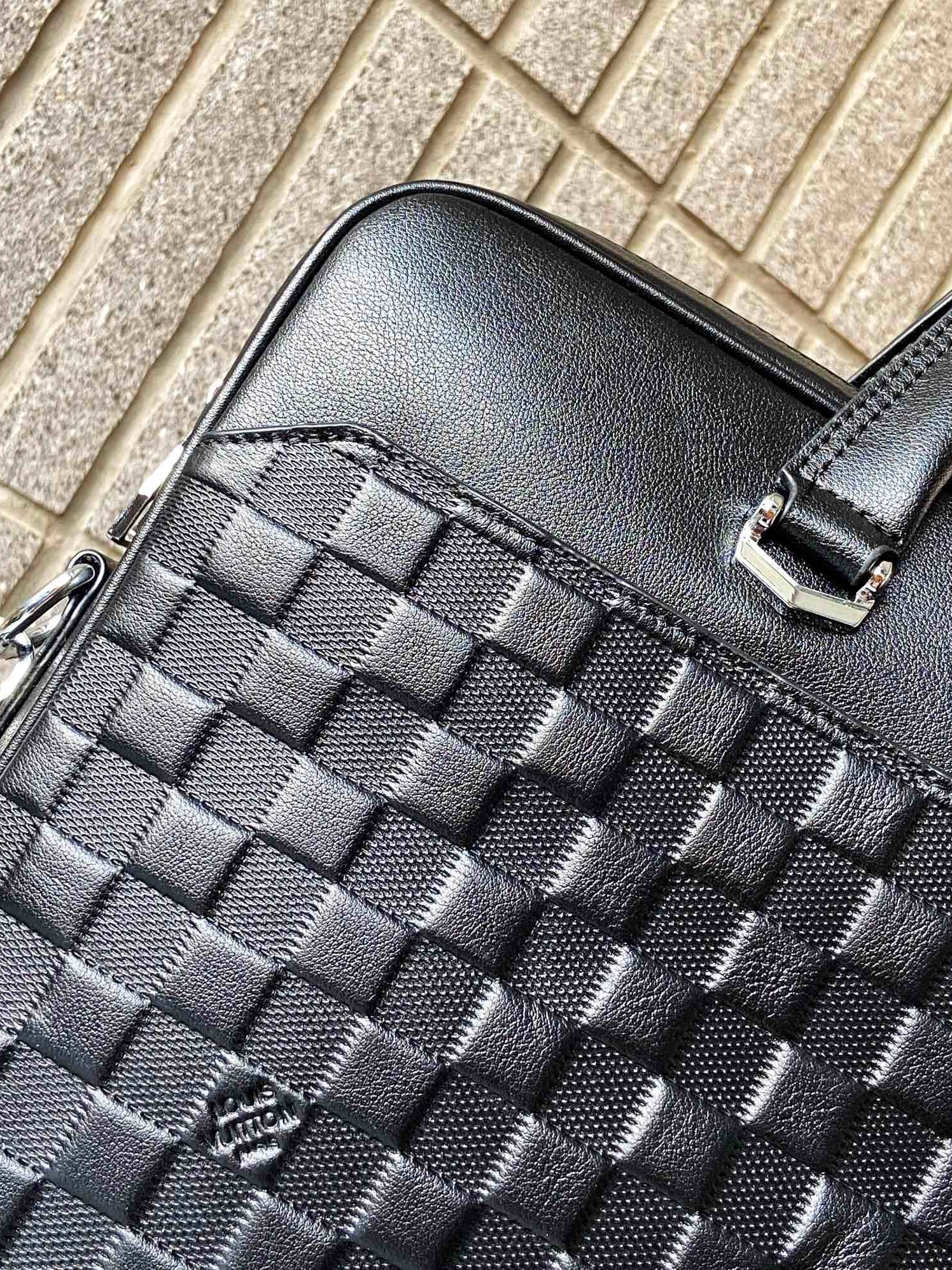 Louis Vuitton AAA Man Handbags Bright 4513