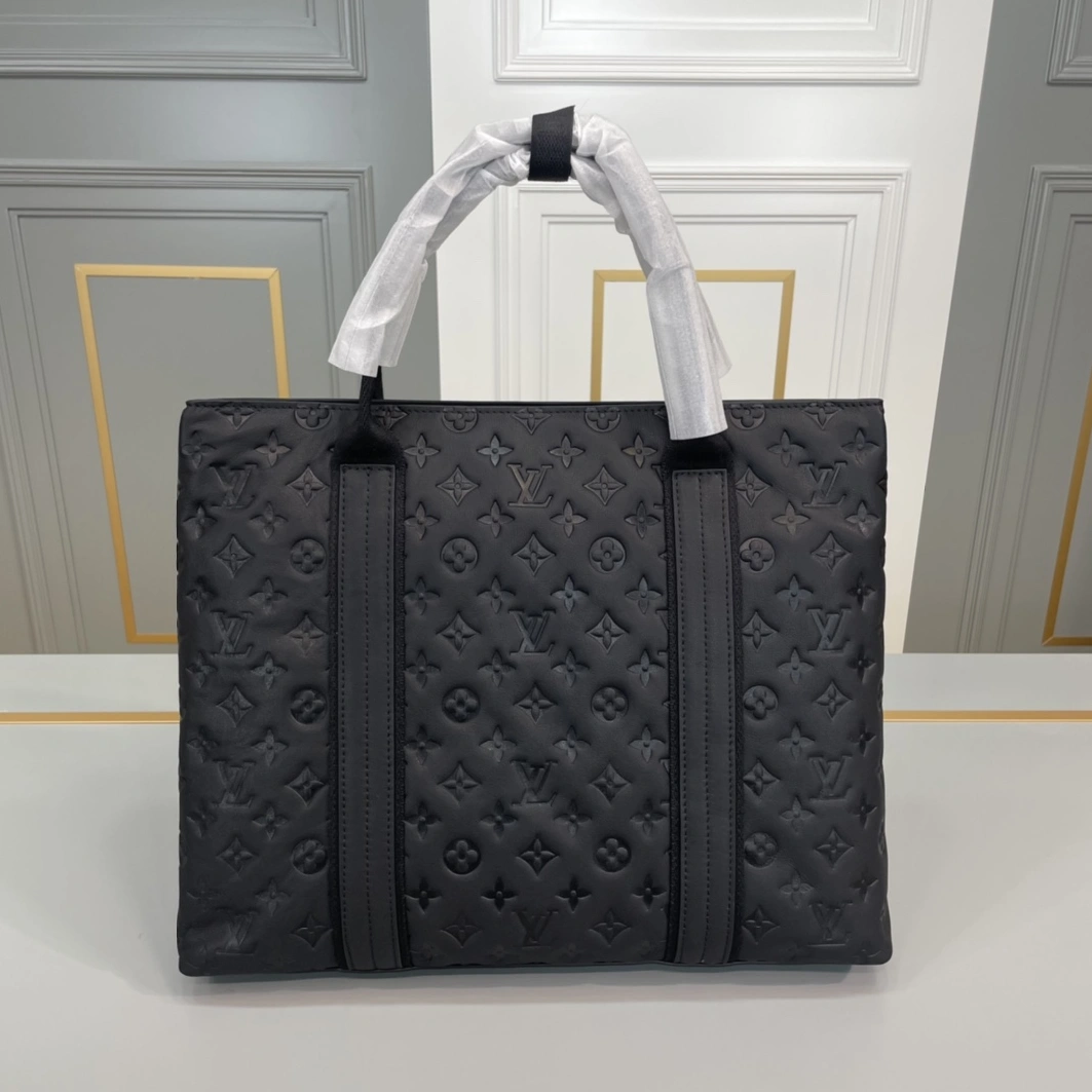 Louis Vuitton AAA Man Handbags Classic 178