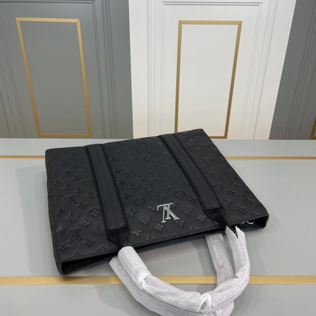 Louis Vuitton AAA Man Handbags Classic 178