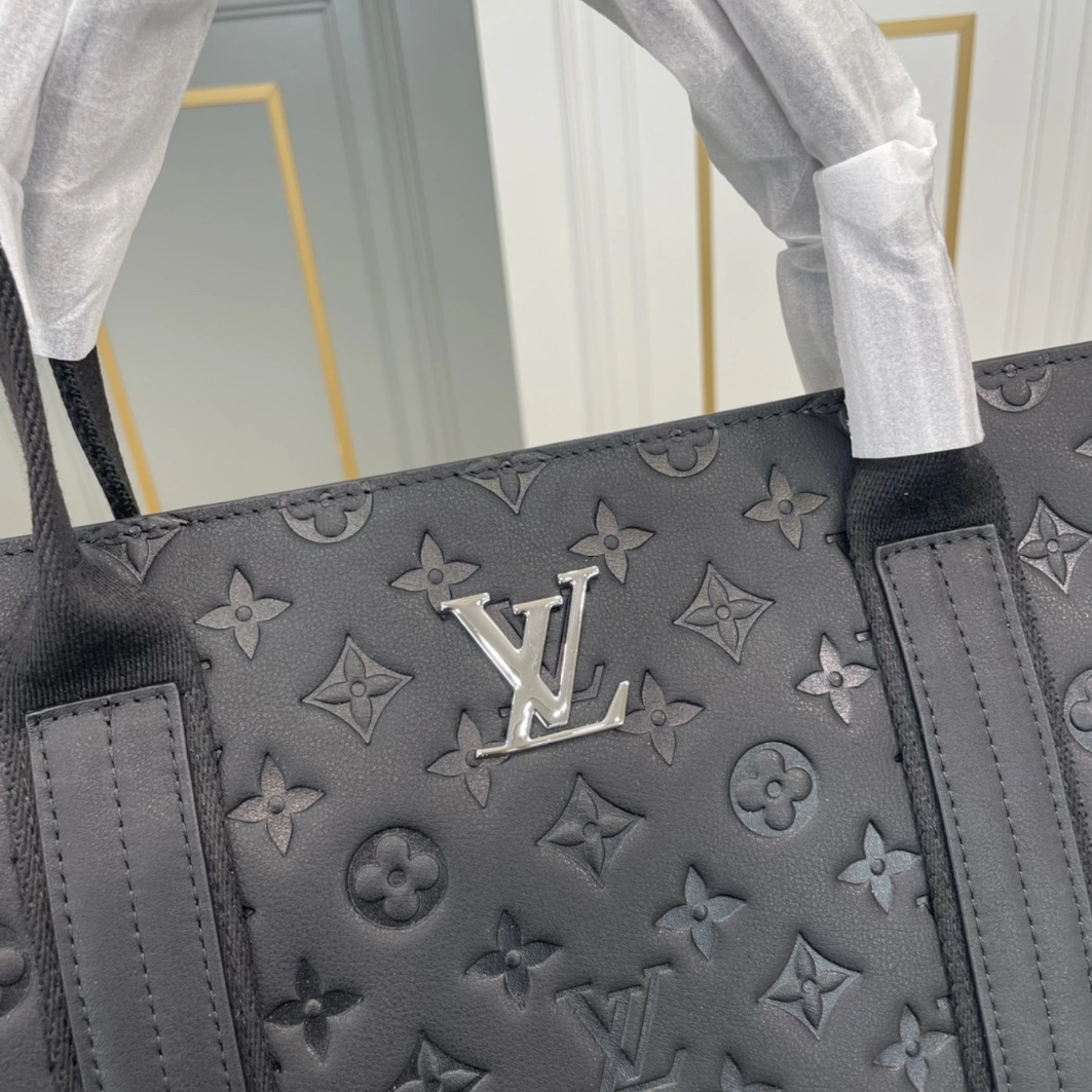 Louis Vuitton AAA Man Handbags Classic 178