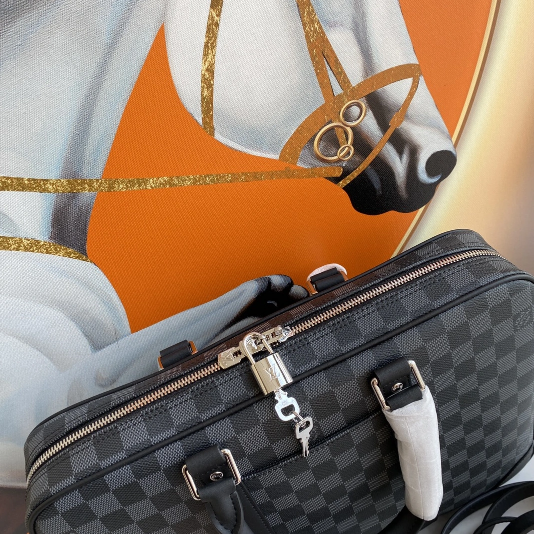 Louis Vuitton AAA Man Handbags EasyMatch 4717
