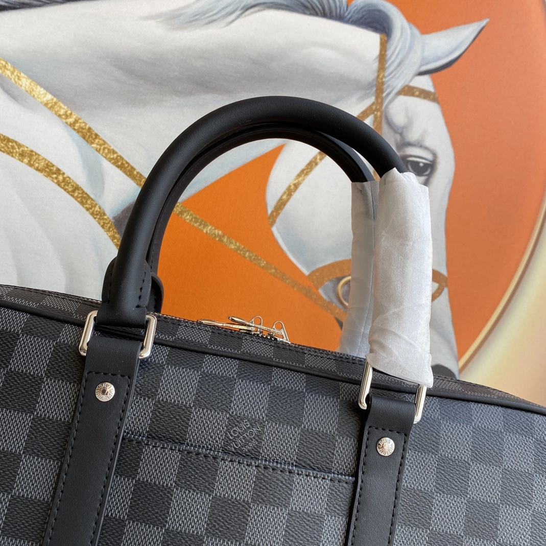 Louis Vuitton AAA Man Handbags EasyMatch 4717