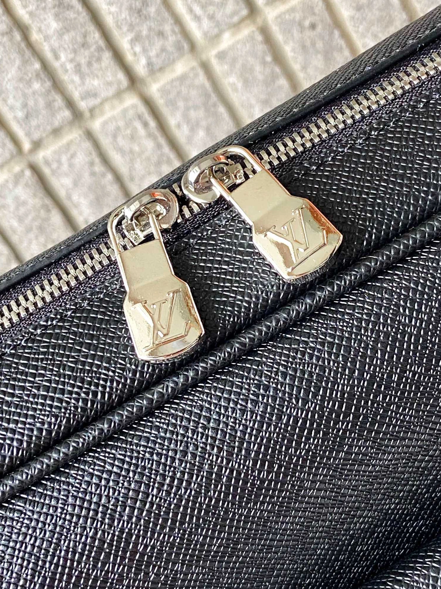 Louis Vuitton AAA Man Handbags EyeCatching 5059