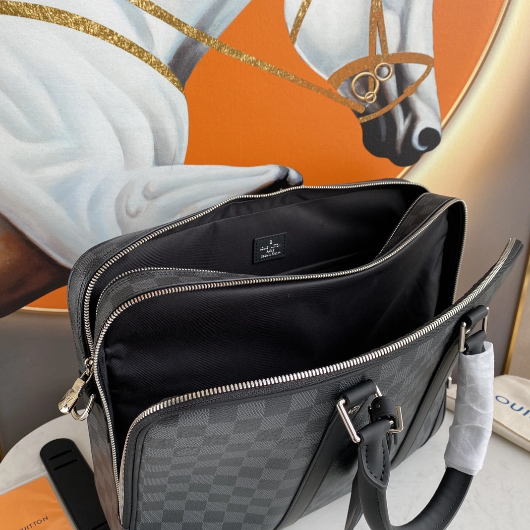 Louis Vuitton AAA Man Handbags EyeCatching 930