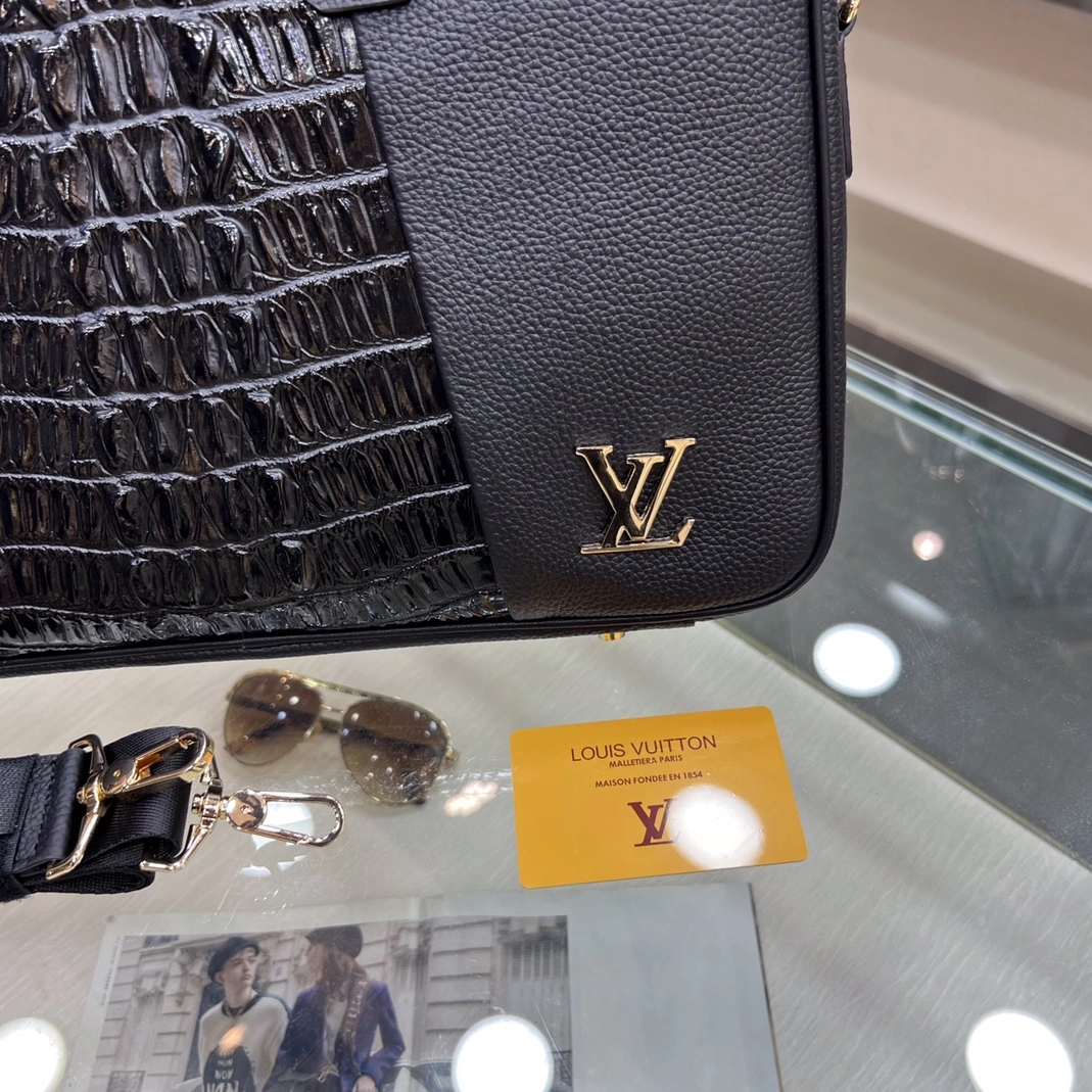 Louis Vuitton AAA Man Handbags Fashionable 259
