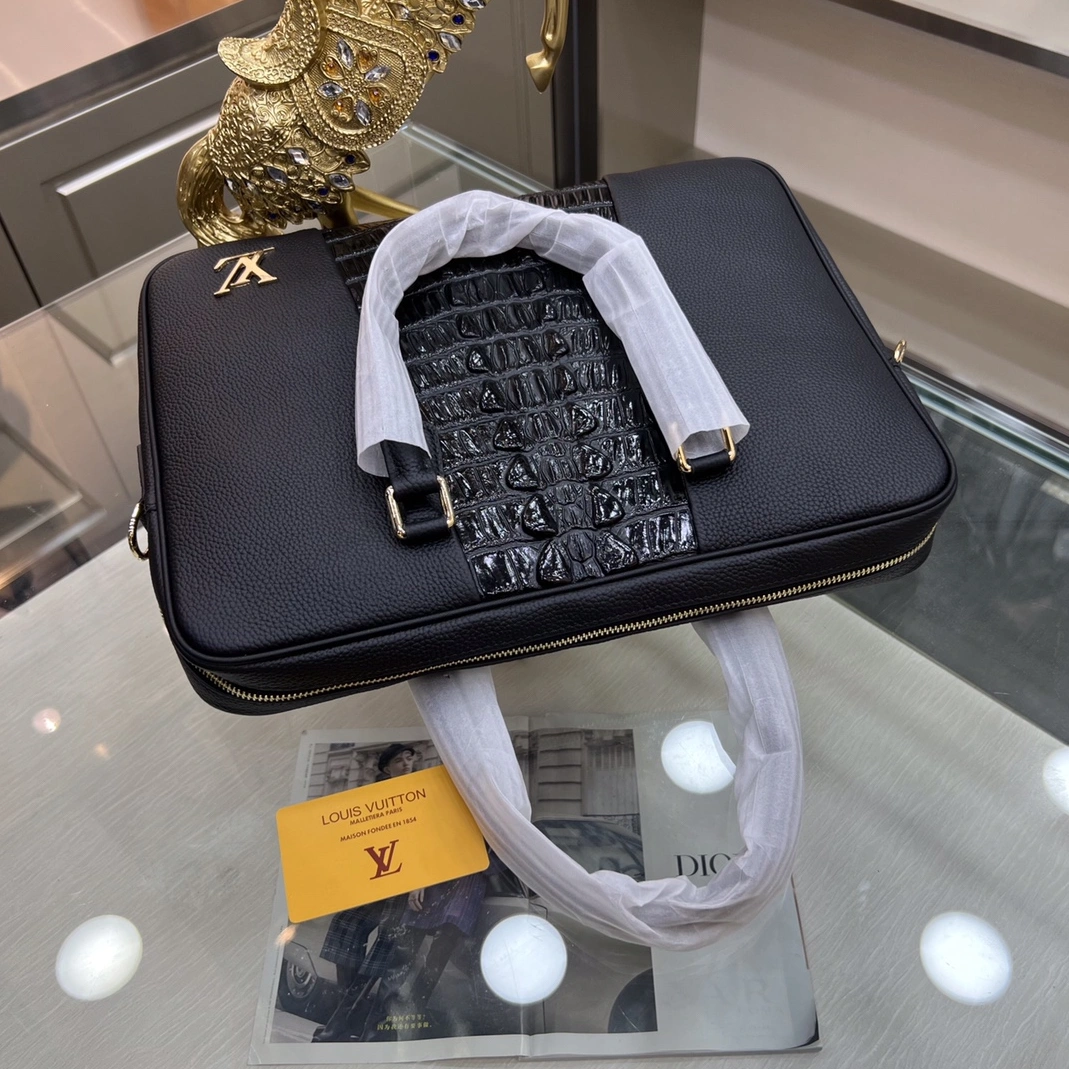 Louis Vuitton AAA Man Handbags Fashionable 259