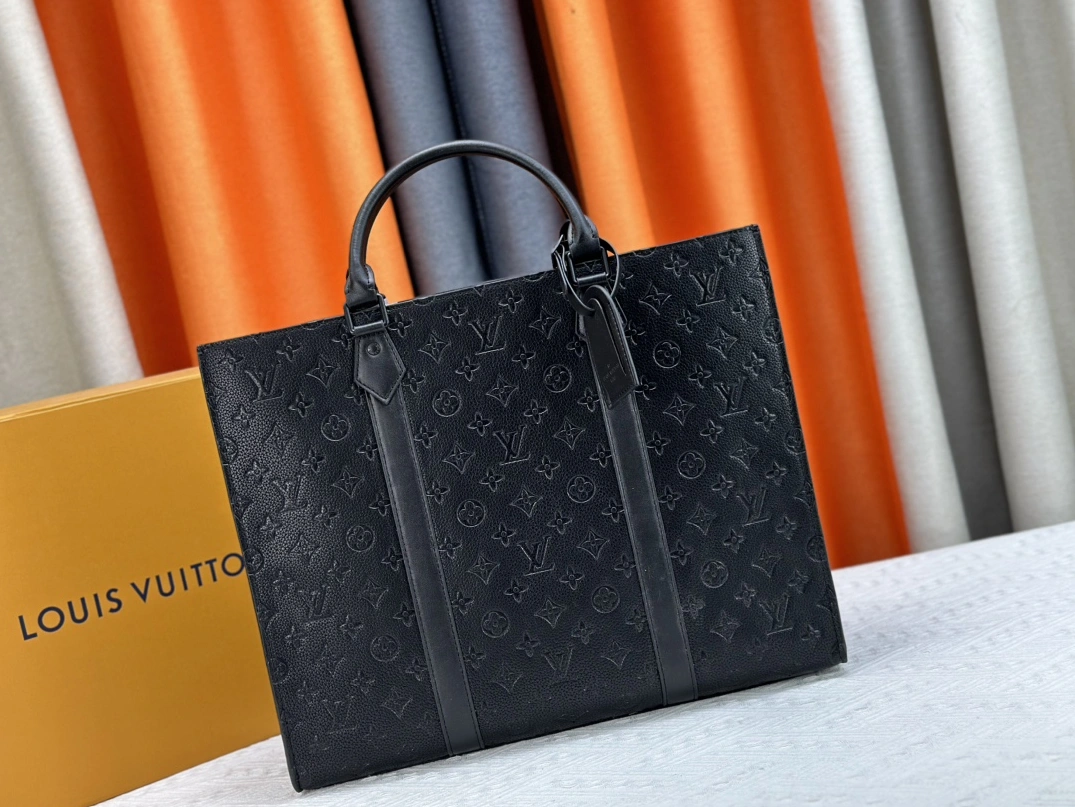 Louis Vuitton AAA Man Handbags Flexible 4705