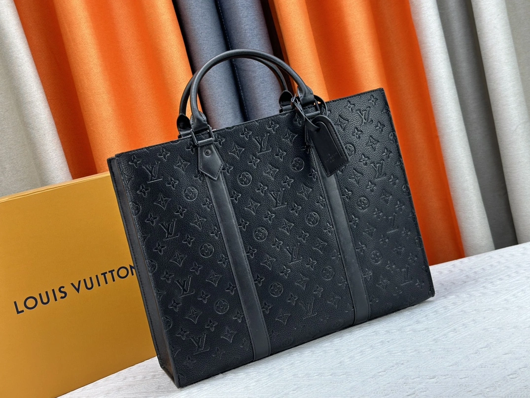 Louis Vuitton AAA Man Handbags Flexible 4705