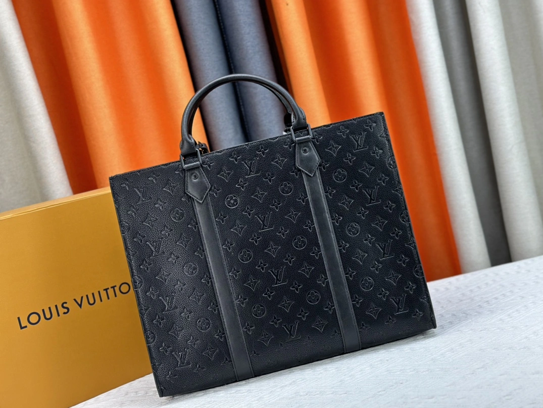 Louis Vuitton AAA Man Handbags Flexible 4705