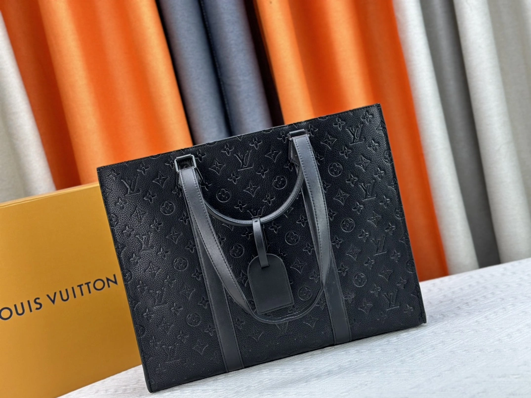 Louis Vuitton AAA Man Handbags Flexible 4705