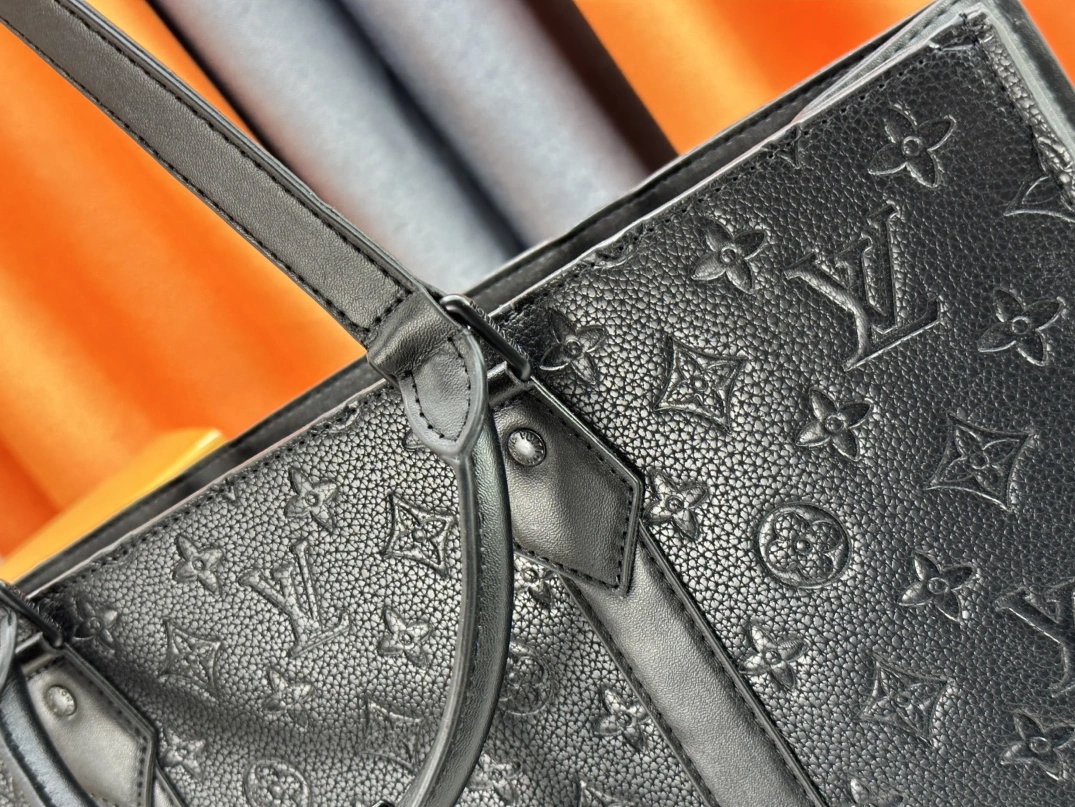 Louis Vuitton AAA Man Handbags Flexible 4705