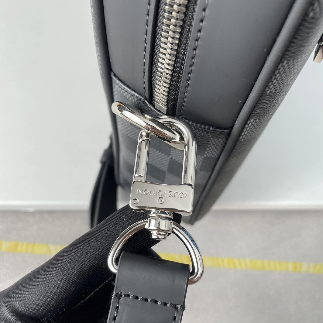 Louis Vuitton AAA Man Handbags Functional 7731