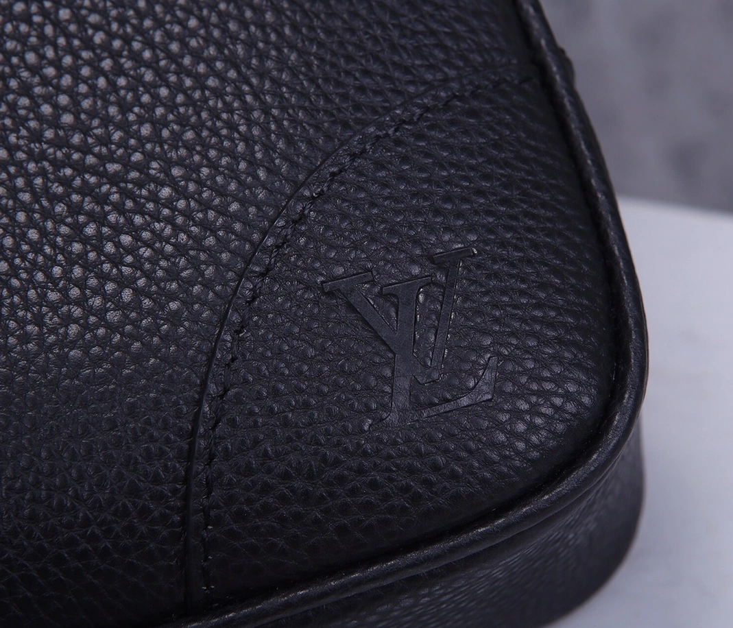 Louis Vuitton AAA Man Handbags GoAnywhere 572