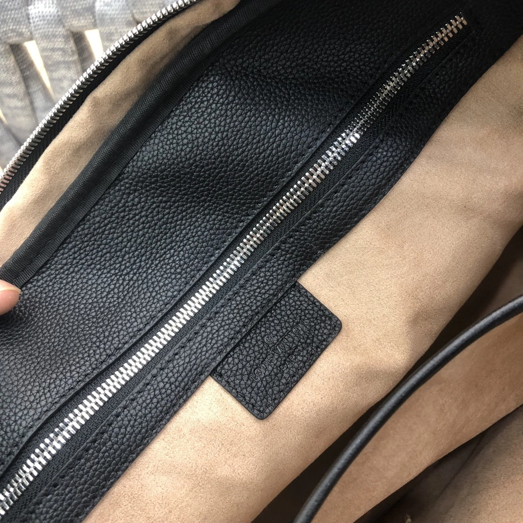 Louis Vuitton AAA Man Handbags ModernLook 3852