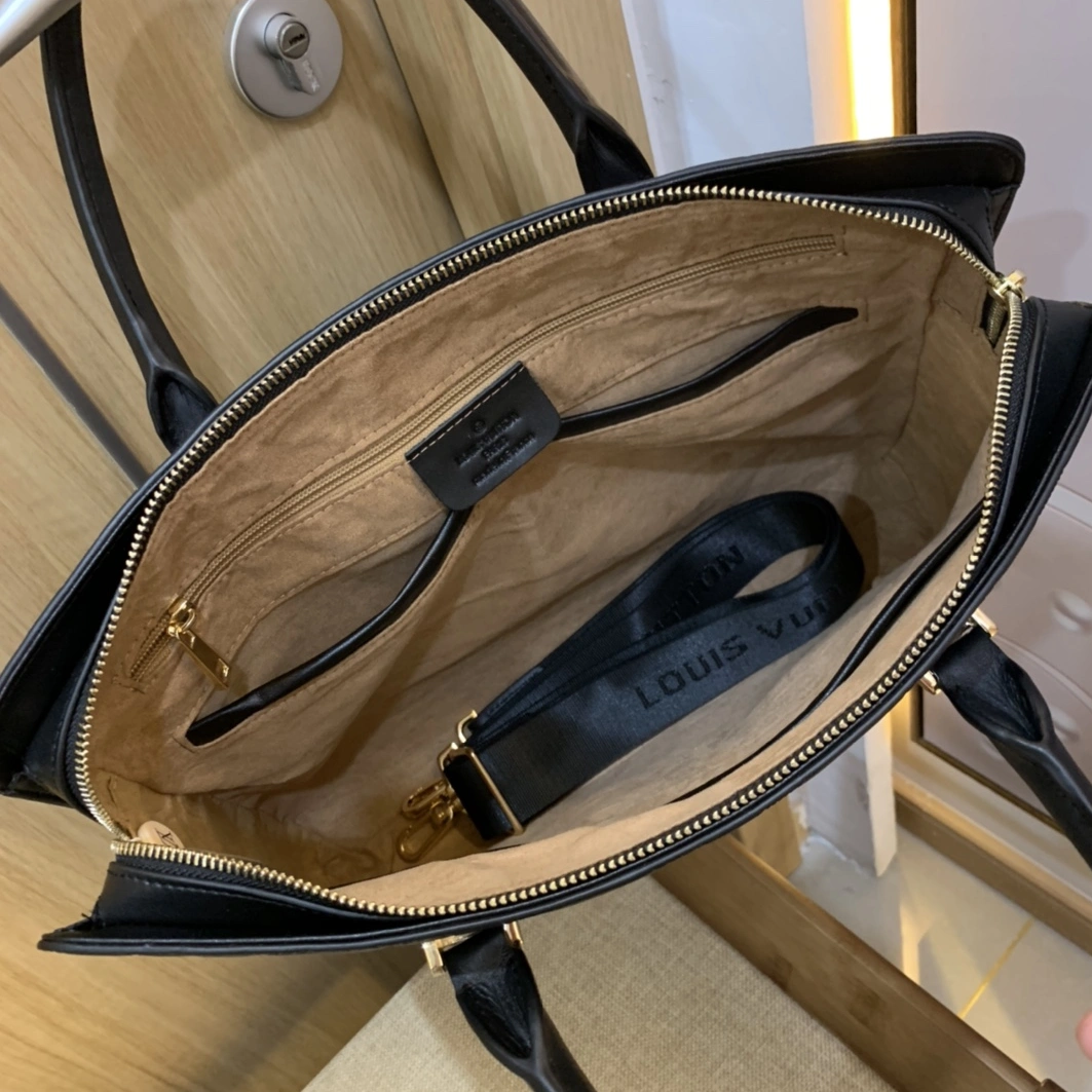 Louis Vuitton AAA Man Handbags Popular 3682