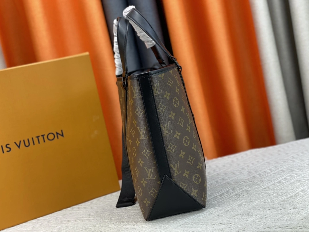 Louis Vuitton AAA Man Handbags Refined 6655