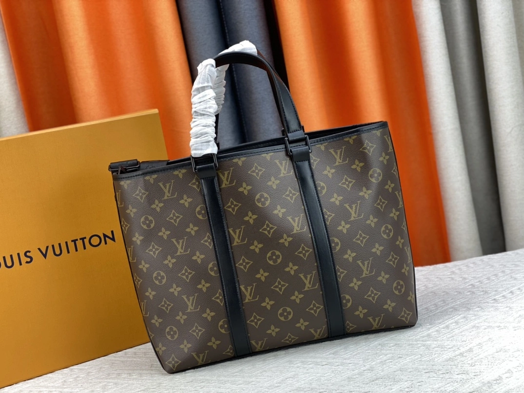 Louis Vuitton AAA Man Handbags Refined 6655