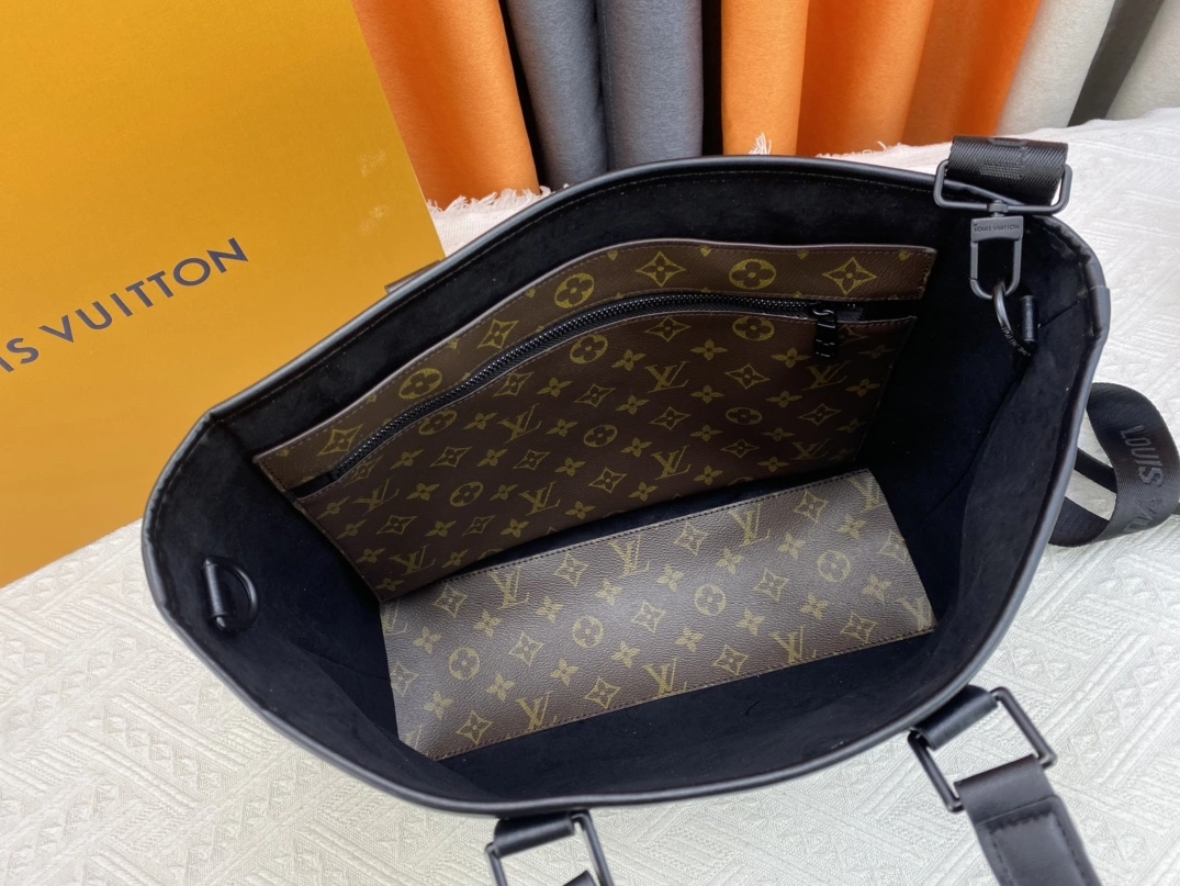 Louis Vuitton AAA Man Handbags Refined 6655