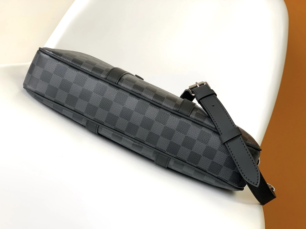 Louis Vuitton AAA Man Handbags Reliable 8614