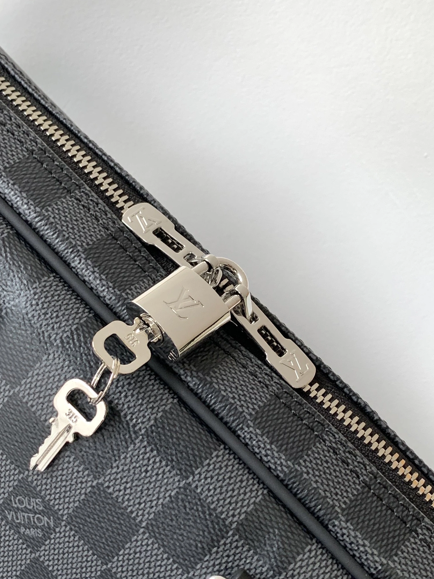 Louis Vuitton AAA Man Handbags Reliable 8614