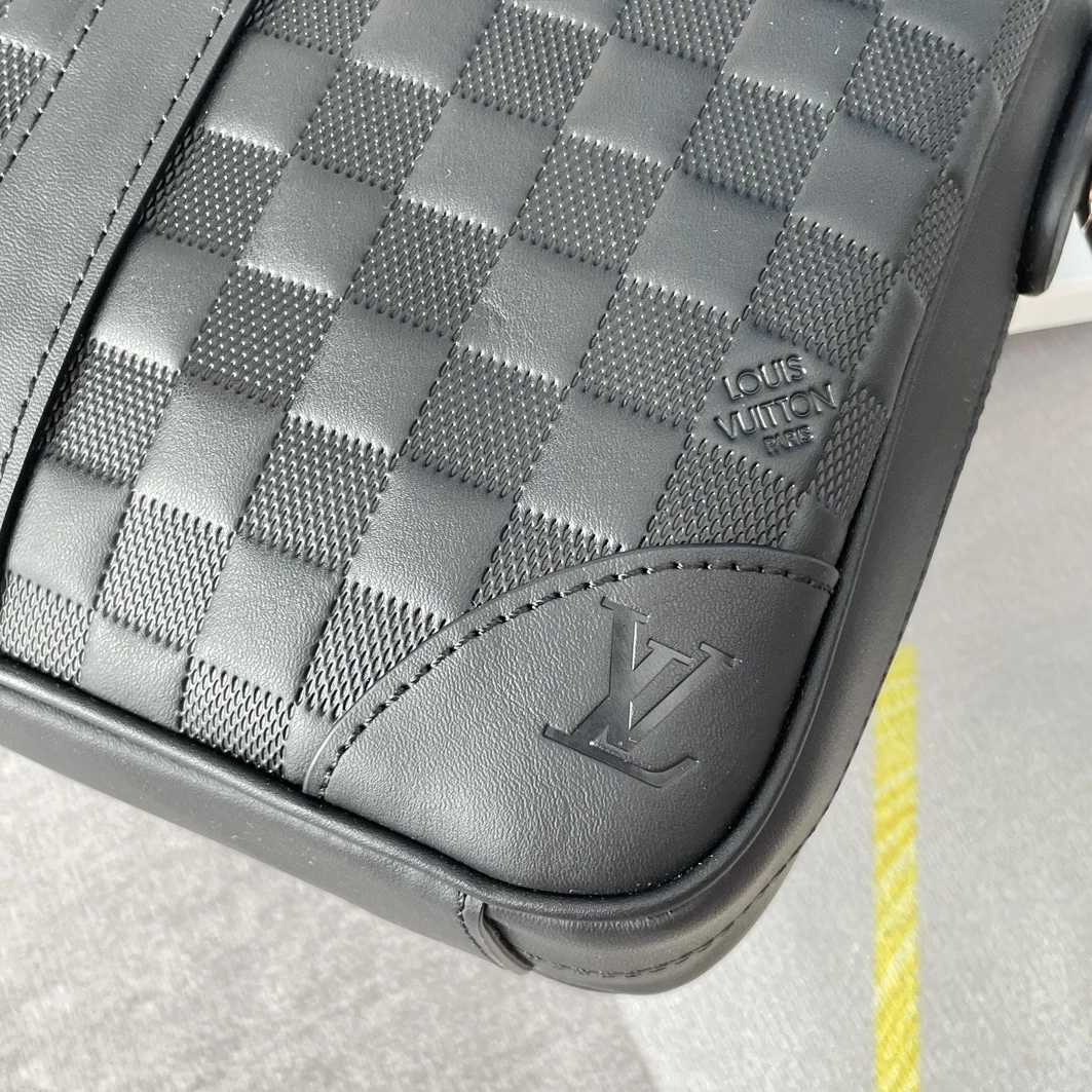 Louis Vuitton AAA Man Handbags Sleek 969