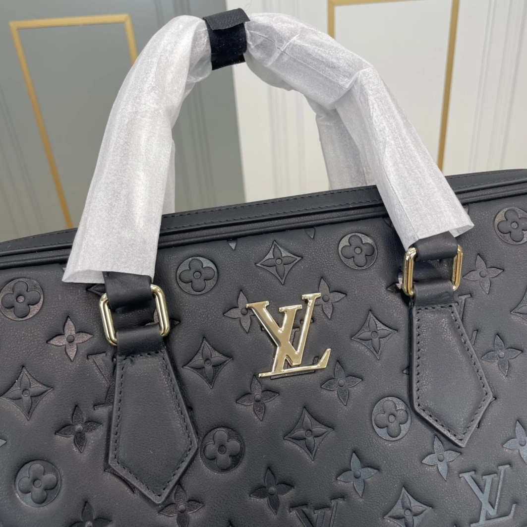 Louis Vuitton AAA Man Handbags Trendy 1595
