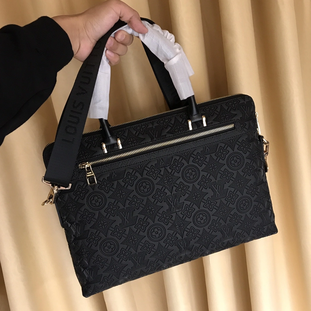 Louis Vuitton AAA Man Handbags Versatile 234