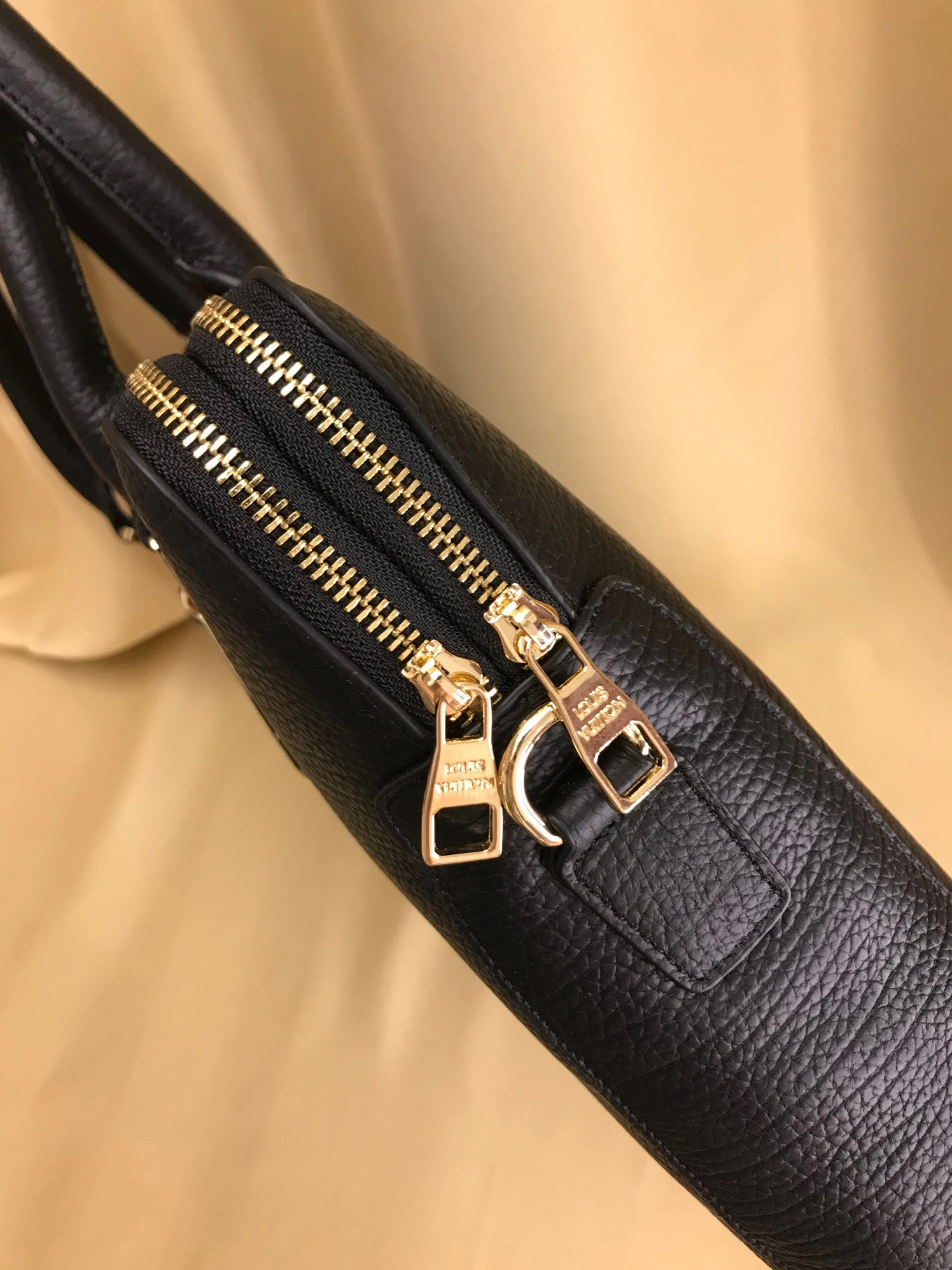 Louis Vuitton AAA Man Handbags WellDesigned 2426
