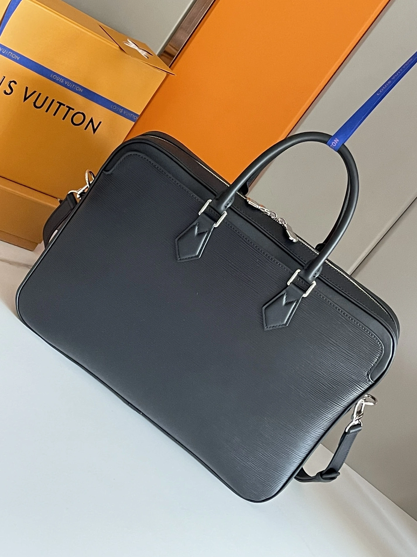 Louis Vuitton AAA Man Handbags WellDesigned 8925