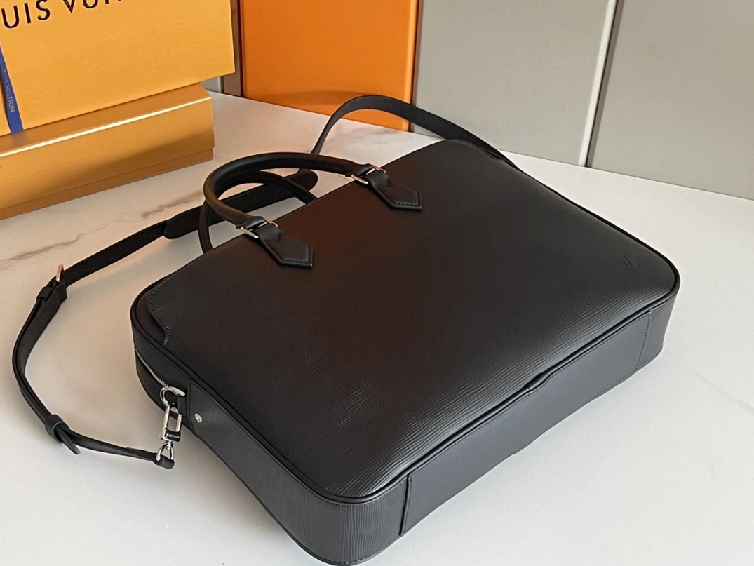 Louis Vuitton AAA Man Handbags WellDesigned 8925