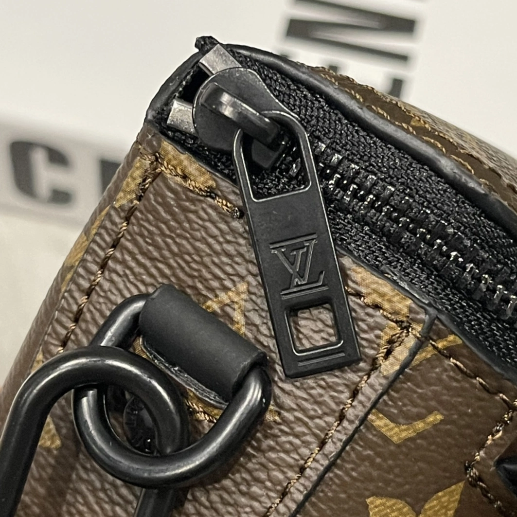 Louis Vuitton AAA Man Messenger Bags Affordable 1596