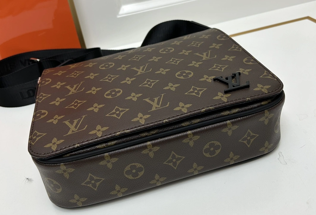 Louis Vuitton AAA Man Messenger Bags Affordable 1795