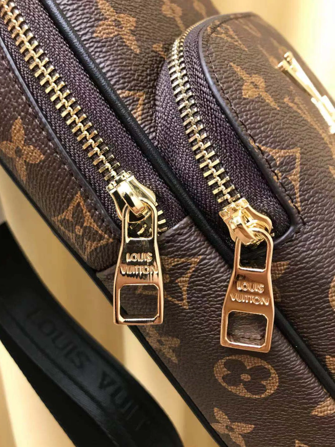 Louis Vuitton AAA Man Messenger Bags BestValue 2909