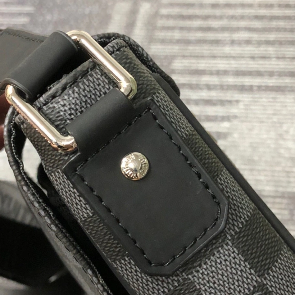 Louis Vuitton AAA Man Messenger Bags BestValue 2945