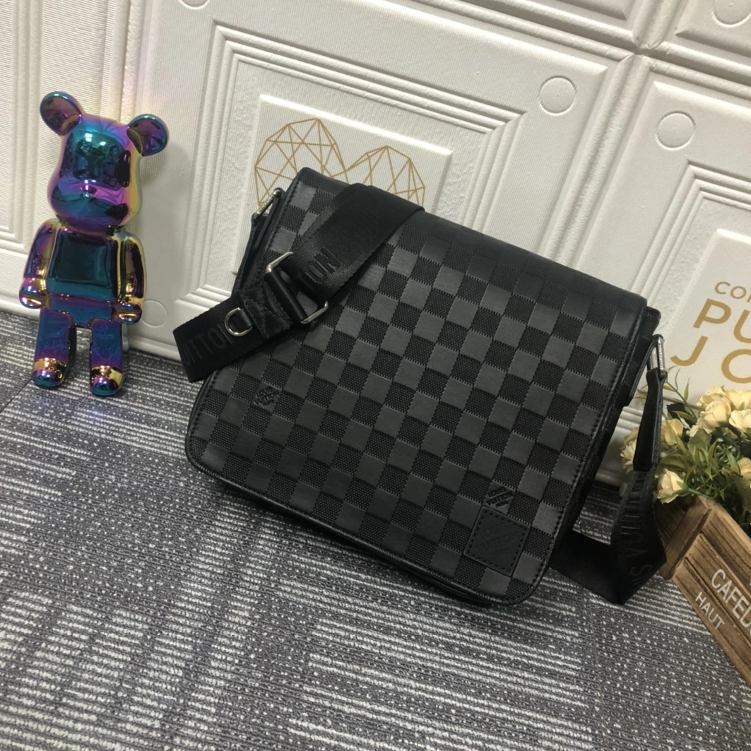 Louis Vuitton AAA Man Messenger Bags Bold 1116