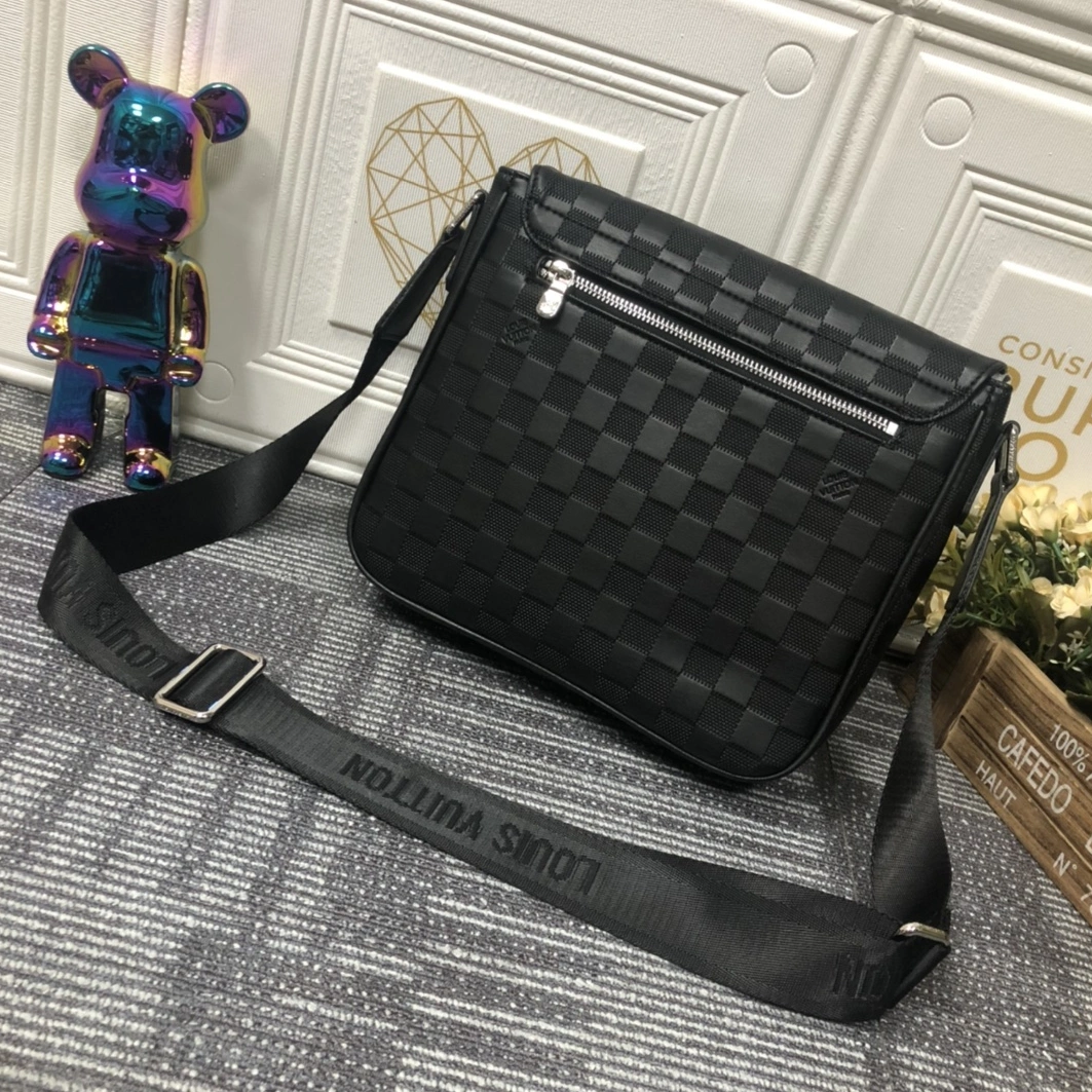 Louis Vuitton AAA Man Messenger Bags Bold 1116
