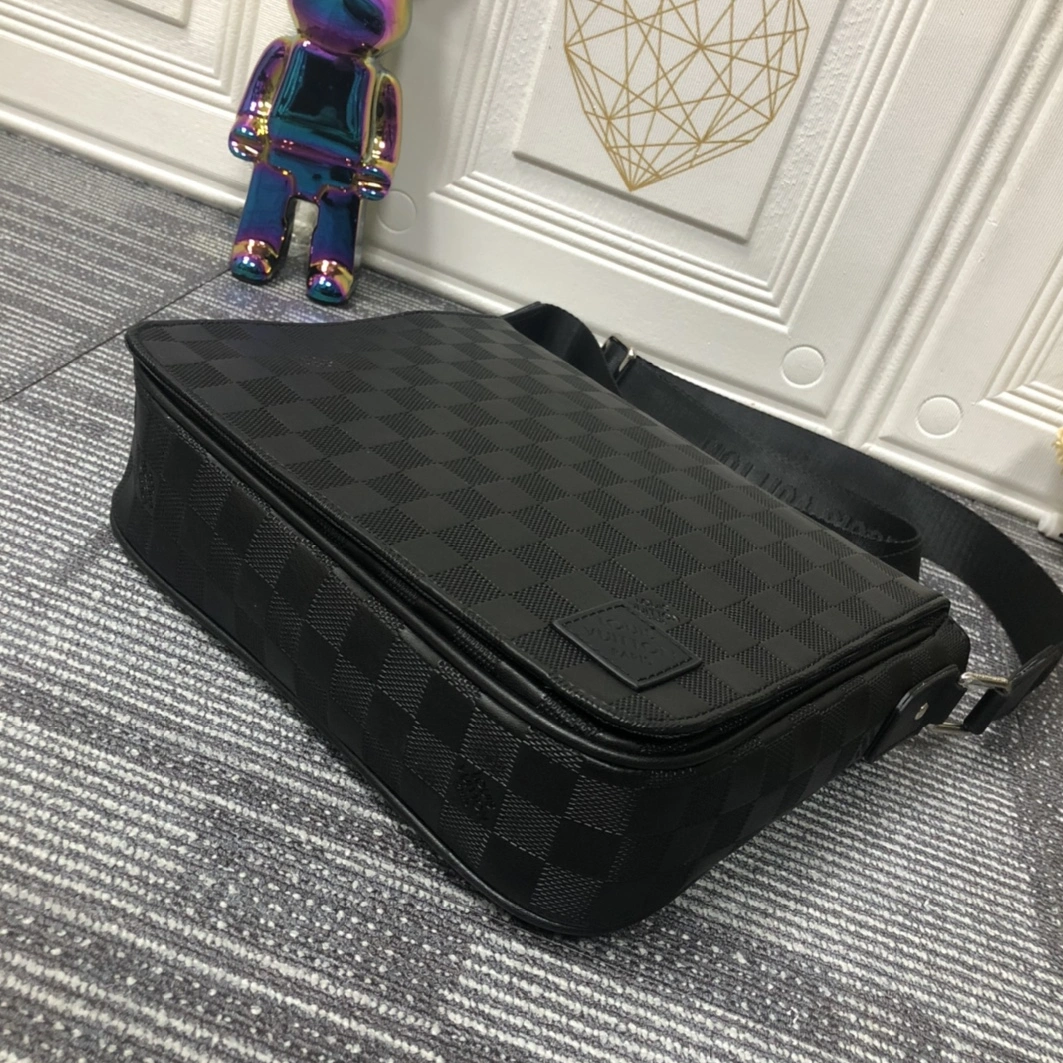 Louis Vuitton AAA Man Messenger Bags Bold 1116
