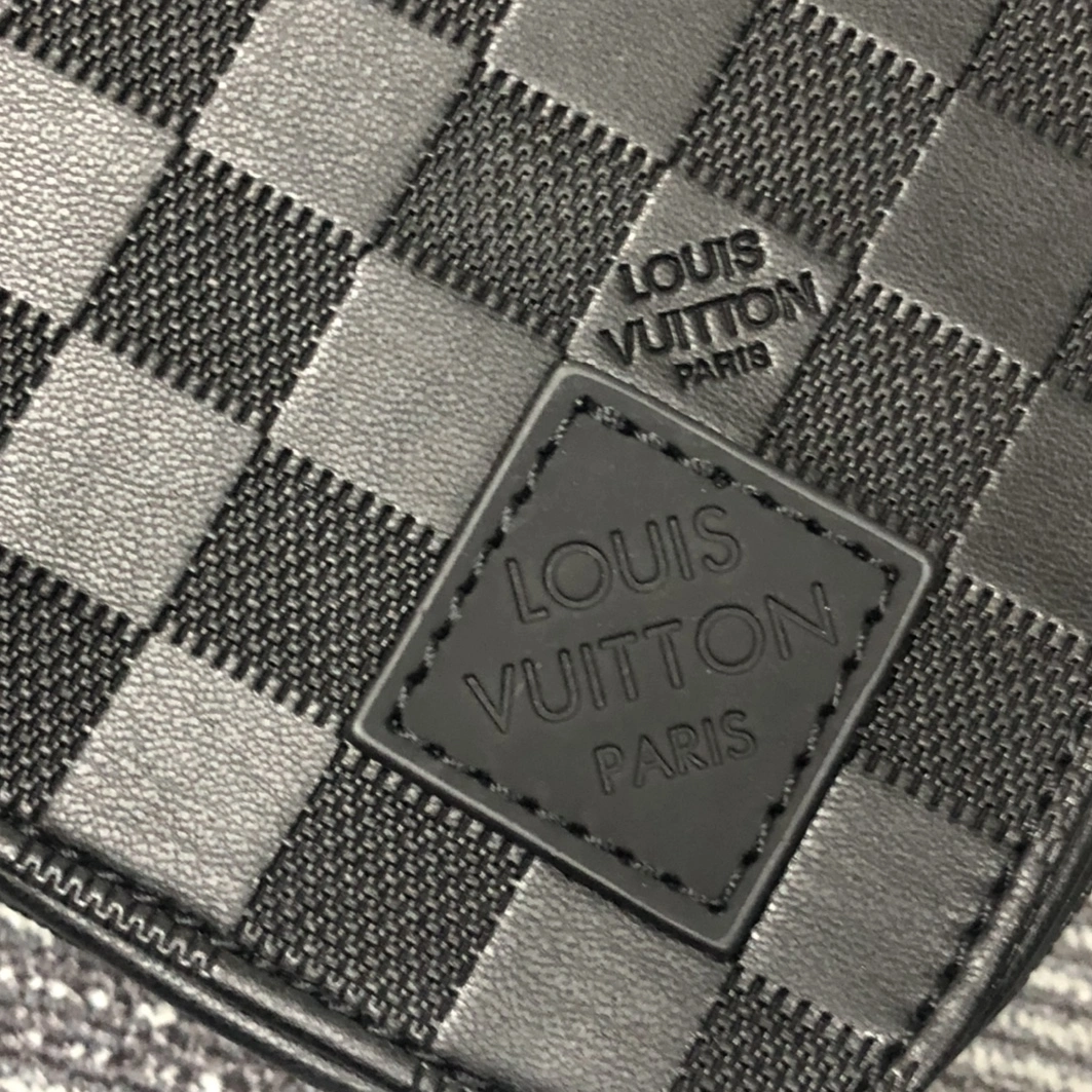 Louis Vuitton AAA Man Messenger Bags Bold 1116