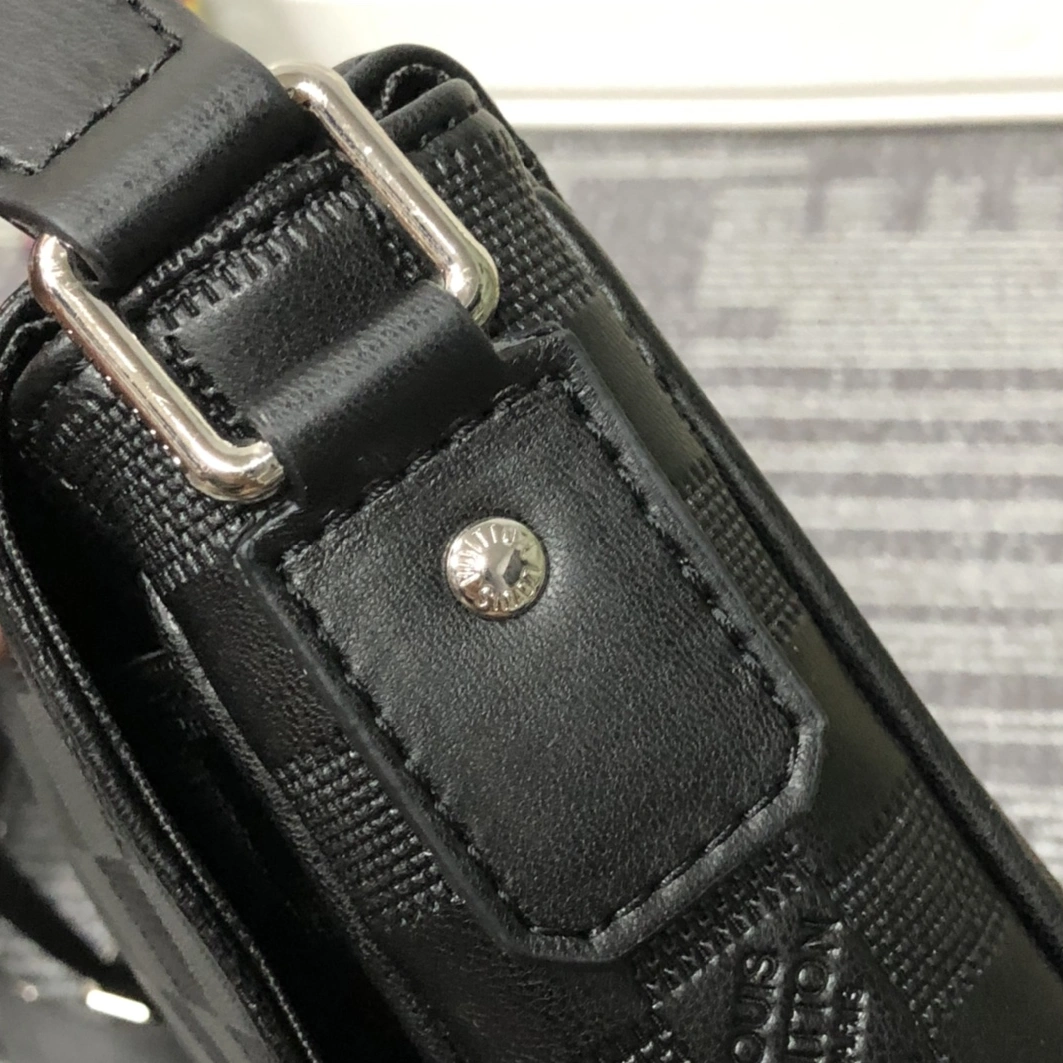 Louis Vuitton AAA Man Messenger Bags Bold 1116