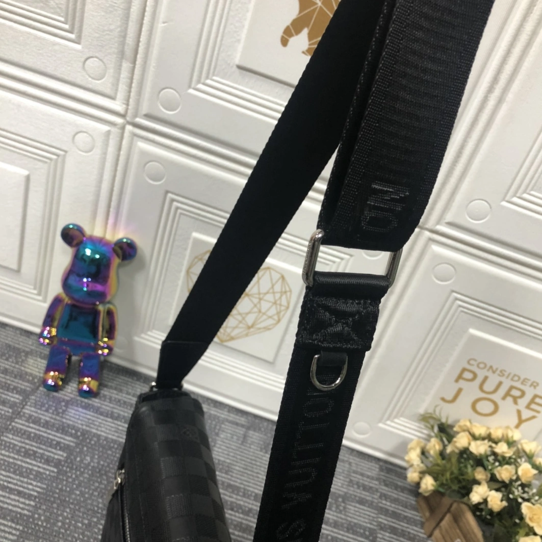 Louis Vuitton AAA Man Messenger Bags Bold 1116