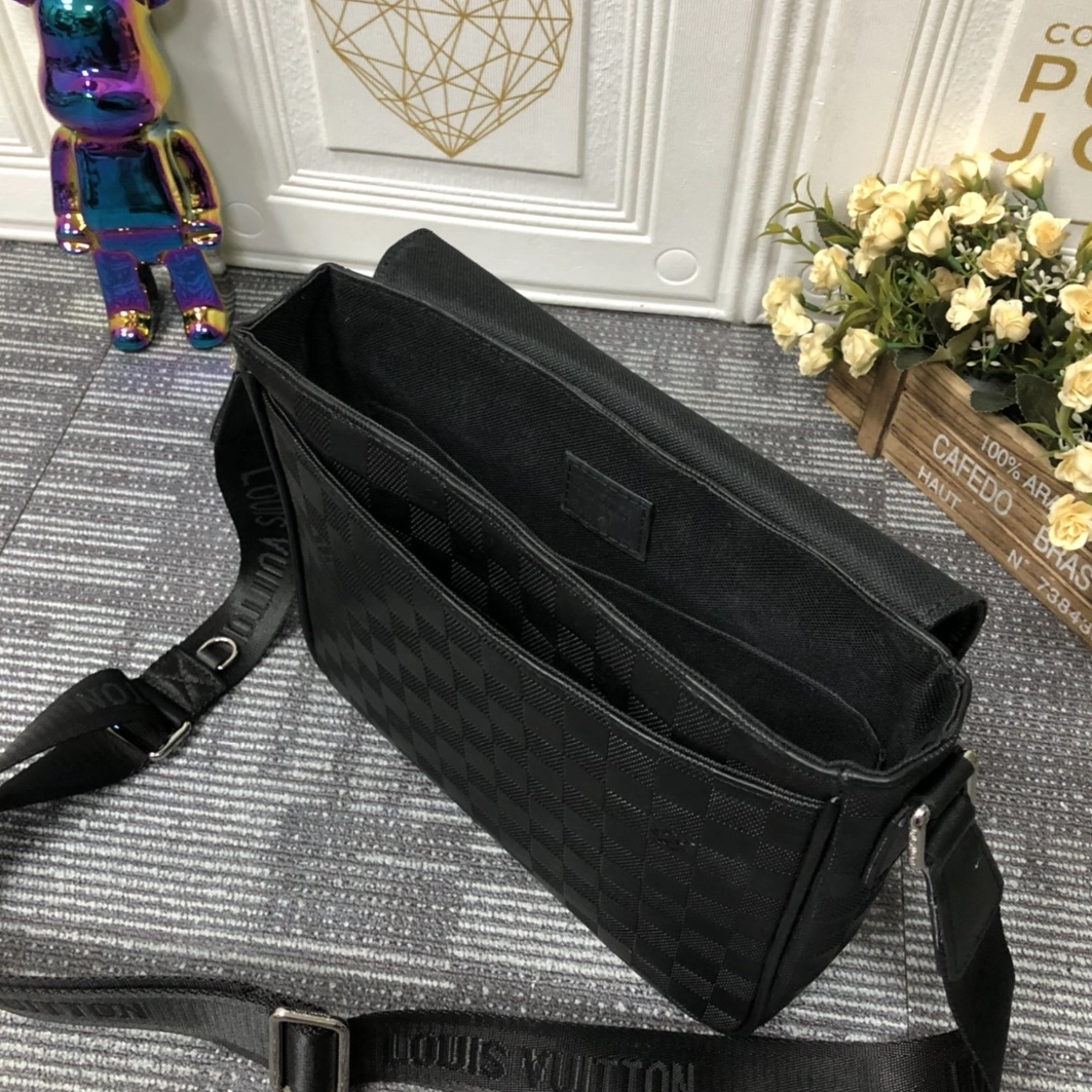 Louis Vuitton AAA Man Messenger Bags Bold 1116