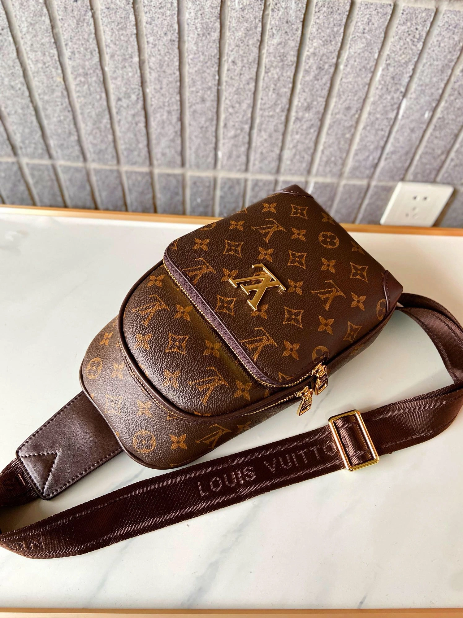 Louis Vuitton AAA Man Messenger Bags Bold 8678